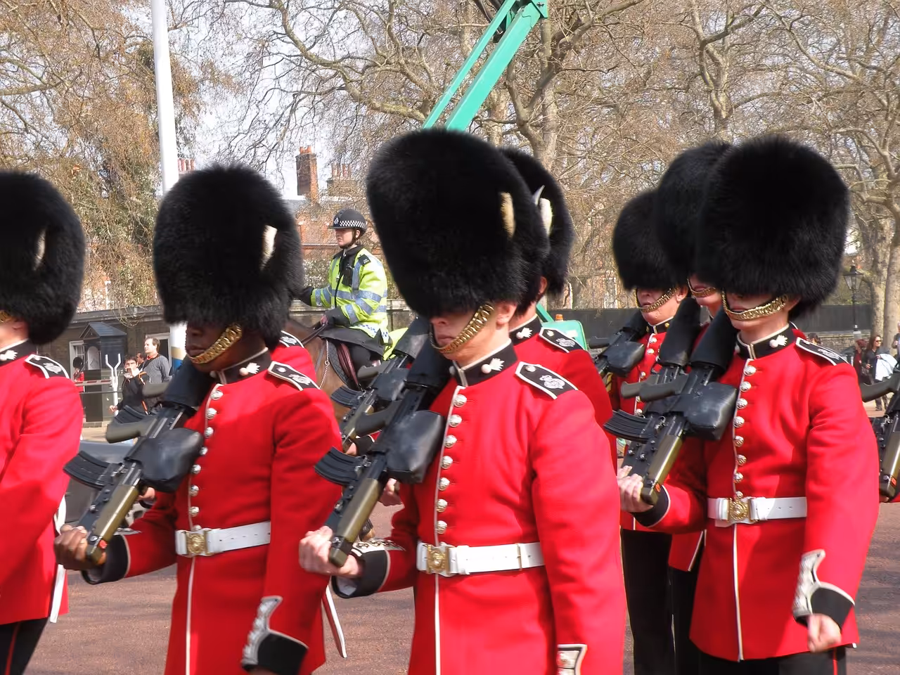 Pracownik i pracodawca omawiający zasady BHP