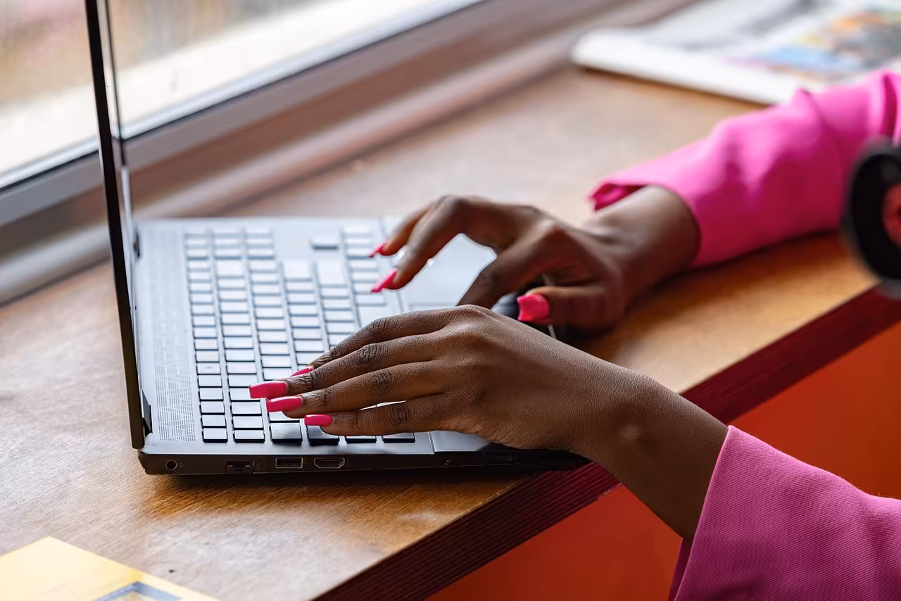 Kandydat przygotowujący CV do agencji pracy