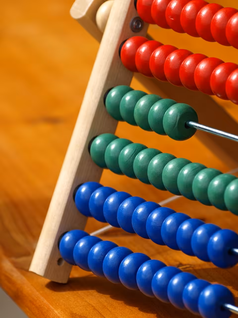 Osoba pracująca produktywnie przy biurku