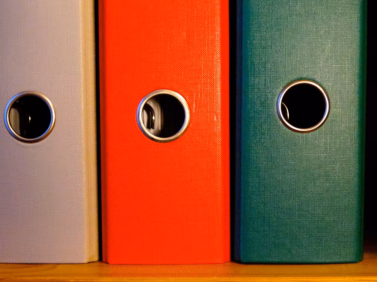 Kandydat wpisujący doświadczenie z agencji pracy do CV